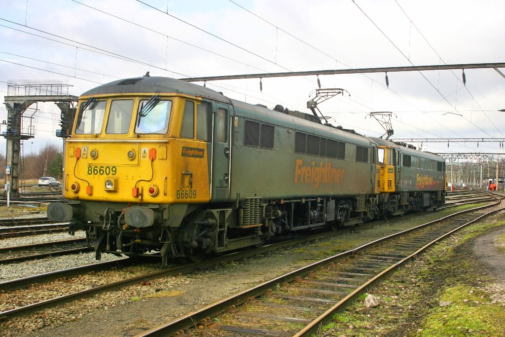 bumbly97's tweet photo. A few from Crewe Basford Hall.
14.02.15

#frieghtliner #crewebasfordhall #railways #uk #photography #class86 #class90 #locomotives #frieghttrains #trains #electriclocos #ACelectric https://t.co/gLfxSR3P7W