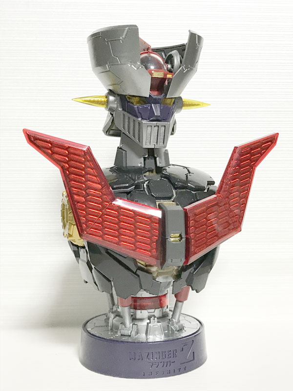 ネットで見かけてこれはスゴイやつだと思って即セット売りをポチったインテグレートモデルマジンガーZが届いたよ。ほぼ球体の状態からほとんど余剰無しで内部メカ、外装パーツ、パイルダーが組み上がっちゃう。さらに3つ組み合わせるとかなり大きくて精密感もある。これが一個500円とかマジパない。 