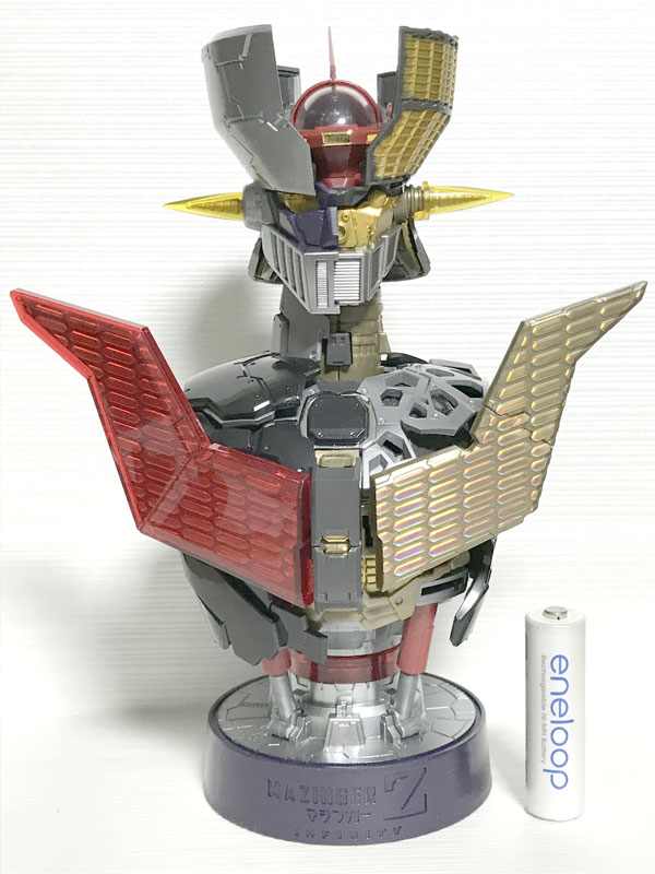 ネットで見かけてこれはスゴイやつだと思って即セット売りをポチったインテグレートモデルマジンガーZが届いたよ。ほぼ球体の状態からほとんど余剰無しで内部メカ、外装パーツ、パイルダーが組み上がっちゃう。さらに3つ組み合わせるとかなり大きくて精密感もある。これが一個500円とかマジパない。 