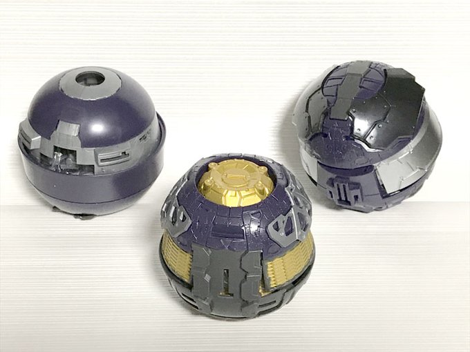 ネットで見かけてこれはスゴイやつだと思って即セット売りをポチったインテグレートモデルマジンガーZが届いたよ。ほぼ球体の状態からほとんど余剰無しで内部メカ、外装パーツ、パイルダーが組み上がっちゃう。さらに3つ組み合わせるとかなり大きくて精密感もある。これが一個500円とかマジパない。 