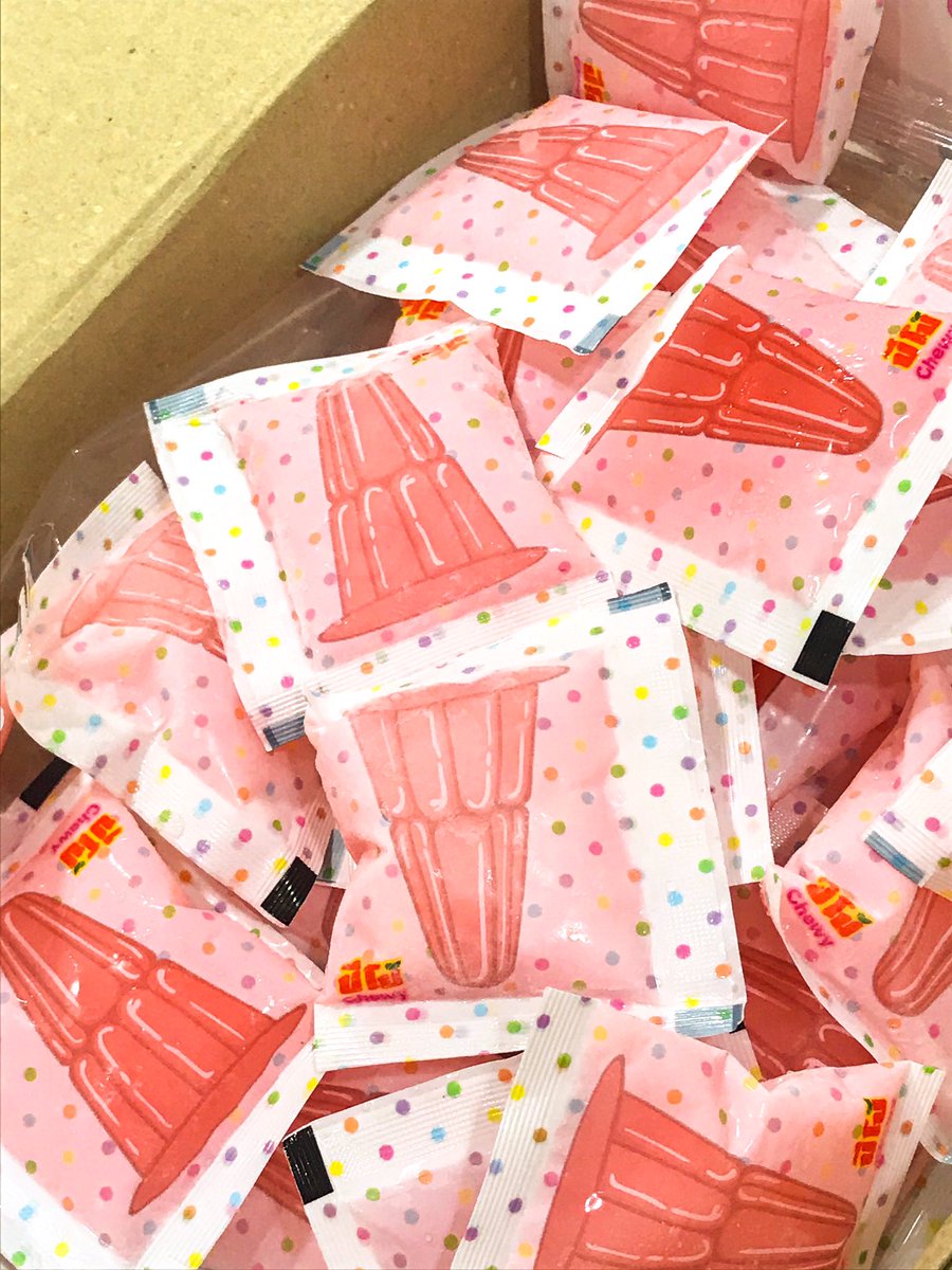 ปีโป้จะไม่ยอมเป็นทาสประโยคที่ว่าแกะฝาไม่ออกอีกต่อไป คือทำแพคเกจใหม่มาแร้วอะ วันนี้ที่รอคอยรึปะ ละคือกินง่ายมาก แช่ฟรีซแล้วเอาออกมาฉีกซองกินได้เลย รสพีชคือดีมาก ละมุนลิ้นสุด ปากกุจะไม่บาดเจ็บกับการกินปีโป้อีกแร้ว