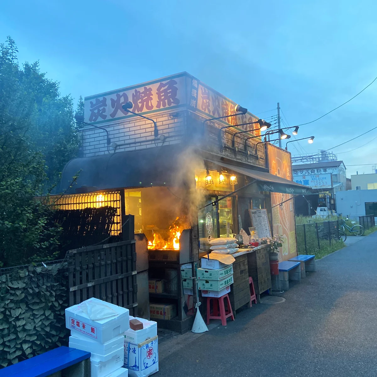 出火してボヤ騒ぎ！？お弁当屋さんが焼き魚を焼いているだけwww