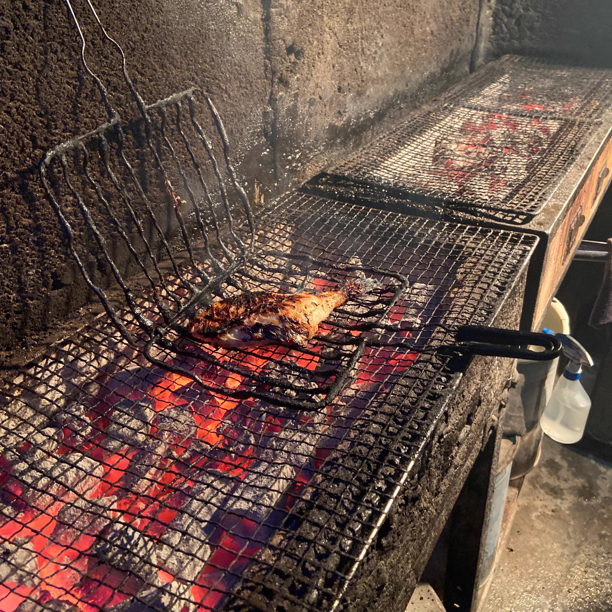 出火してボヤ騒ぎ！？お弁当屋さんが焼き魚を焼いているだけwww