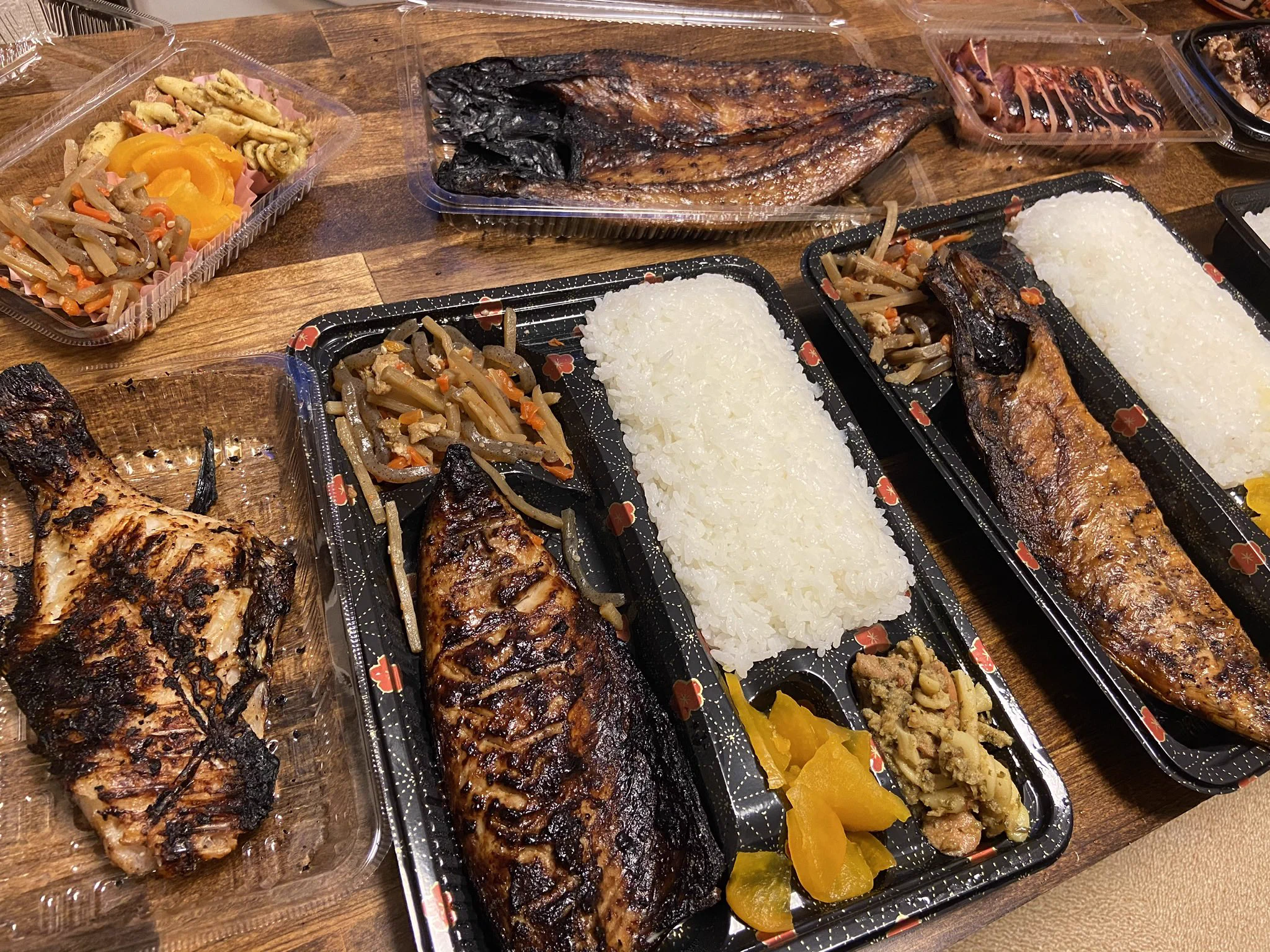 出火してボヤ騒ぎ！？お弁当屋さんが焼き魚を焼いているだけwww