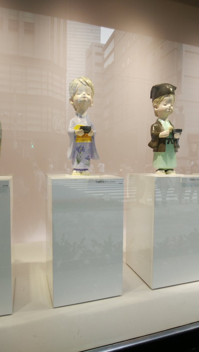 今、日本橋高島屋の玄関ショーウィンドウには、歴代のローズちゃんが飾