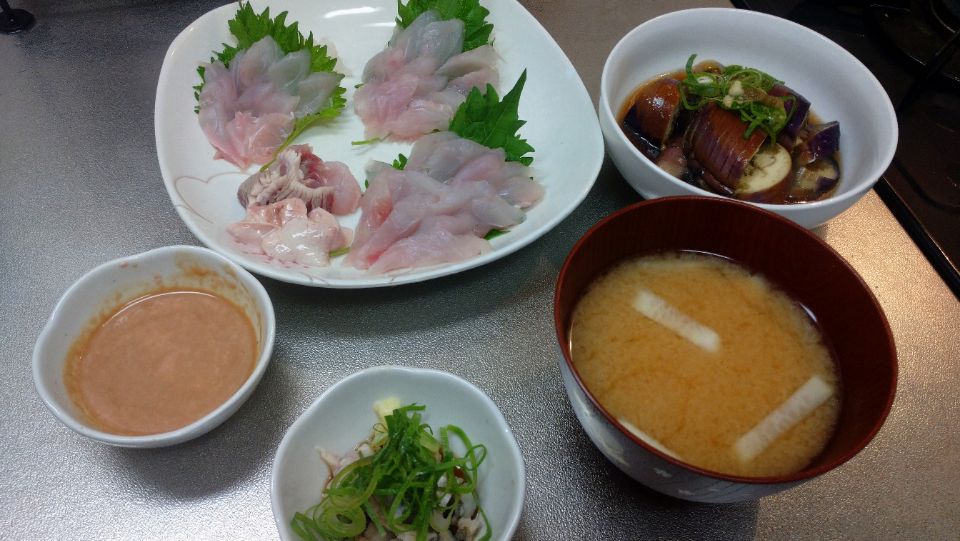 たま ぐーすけ 今日のお料理枠 ウマヅラハギのお刺身 身 エンガワ 肝 肝醤油 なすの煮浸し あら汁 皮のネギポン酢 お魚は皮引くのが難しい 味は美味しかった 肝最強