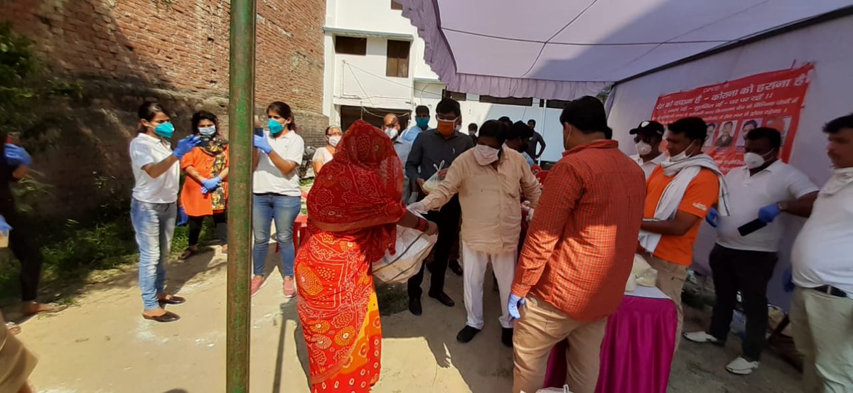 mp_kaushal's tweet photo. आज सरोजनी नगर में राम रोटी परिवार संस्था के द्वारा 75 दिन तक लगातार कम्युनिटी किचन संचालित कर गरीबों व जरूरतमंद लोगों को भोजन व राशन पंहुचाने व साथ ही क्षेत्र में सैनिटाइजेशन करने का कार्य किया गया आज सैकड़ों जरूरत मंद परिवारों को राशन किट देकर कार्यक्रम का समापन किया https://t.co/WYCVKzprYY
