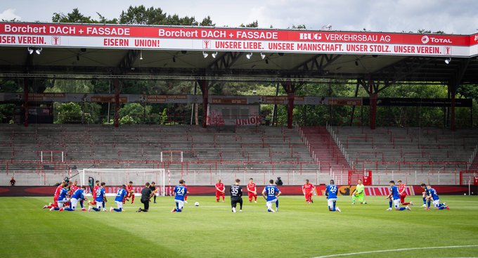 Union Berlin and Schalke kneel down in support of #balcklivesmatter before their match. (Credits: Twitter/ FC Union Berlin)