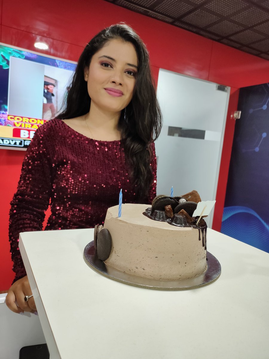 ShahKomal76's tweet photo. Birthday Celebration At @GujaratNetwork 
Thanks Team NNG 🥰

@Vrajsinh_Rajput @VinaRajput1 @LakhwaraMayank @AminUmesh1 @RutviVyas6 @being_tirth @isantosh4u @vsiddharth108 @JaySharmaRider1 @HirenPa13733848  and Whole Team https://t.co/k1ZToeySkC