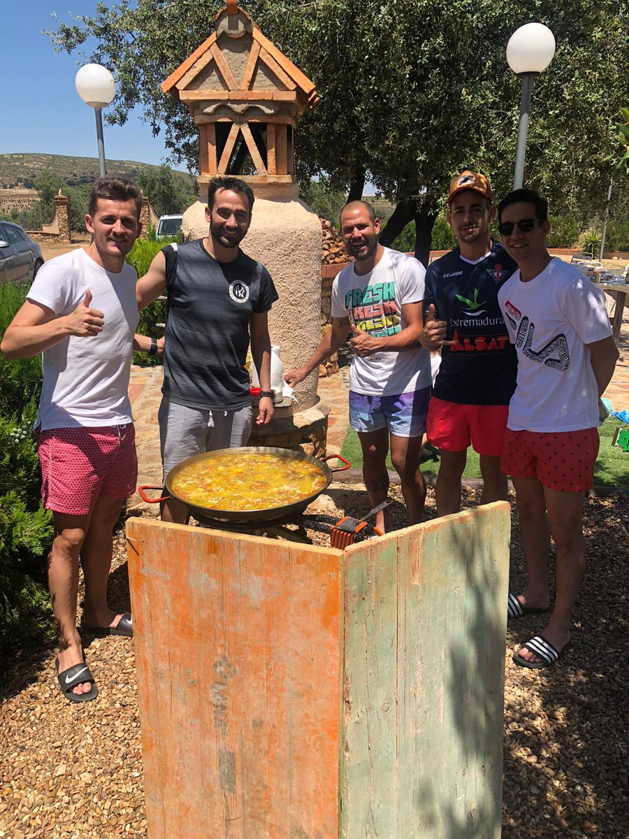 Día maravilloso el de ayer!! Y dicen que es correr detrás de un balón... 
FAMILIA!! 🔴⚪🔴⚪⚽⚽⚽
❤❤❤❤❤
@gonzalo17bt <a href="/Abrahampozo90/">Abraham Pozo</a> <a href="/sebagil13/">Sebas Gil</a> <a href="/trininidad_2/">miguel trinidad</a>