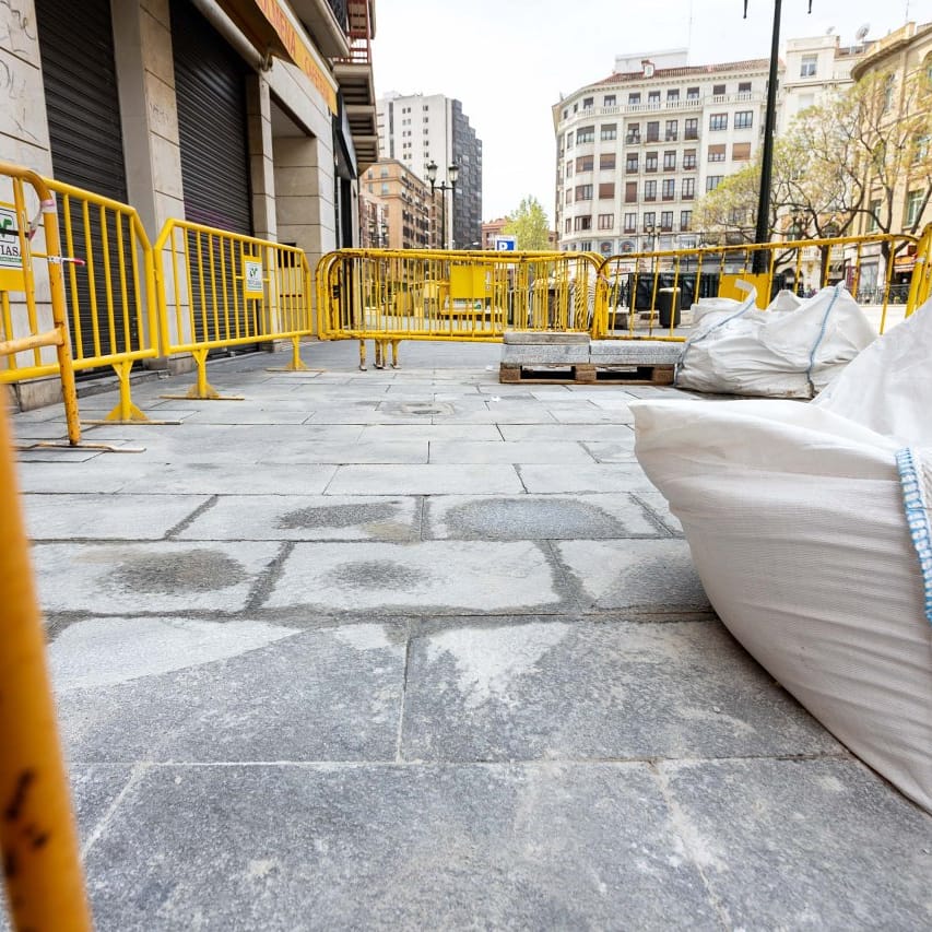pcaveromoreno's tweet photo. Comenzamos las obras de renovación de la plataforma de Cesar Augusto, entre San Pablo y Conde de Aranda, vamos a renovar el pavimento y eliminar unas placas metálicas que provocan ruido y molestias a los vecinos y a colocar baldosas podotactiles
@ONCE_oficial  @FundacionDFA https://t.co/iZN8xaOb88