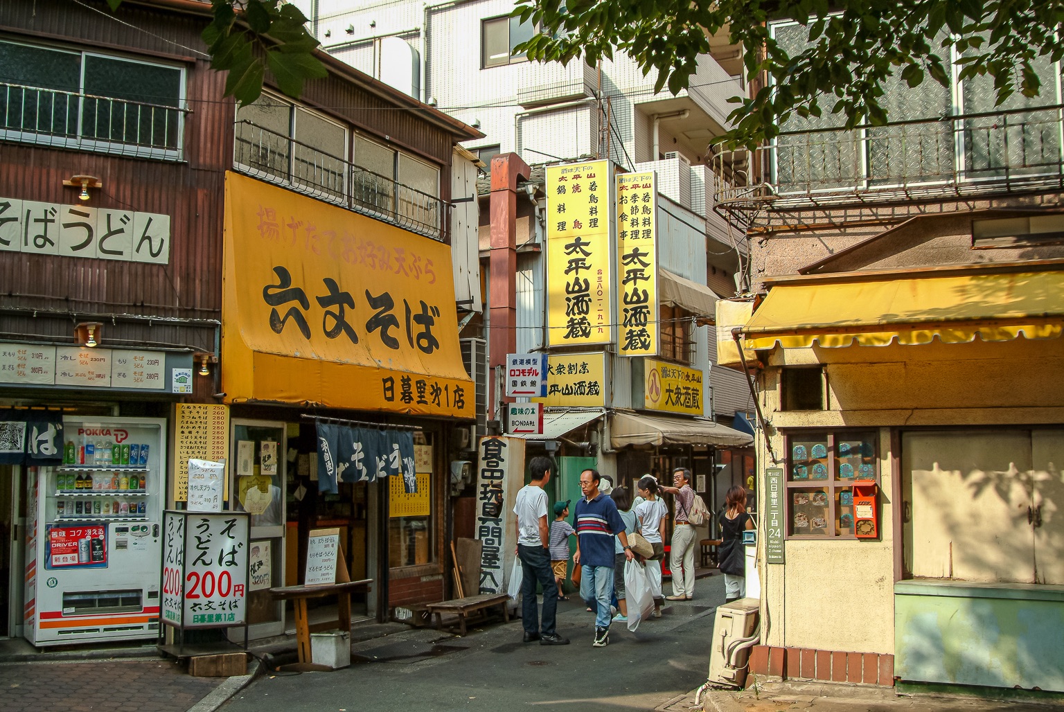 三日画師 日暮里駅東口から日暮里食品玩具問屋街 駄菓子屋横丁 へ 再開発が始まり もうすぐ取り壊されてしまうことを知った人たちで賑わっている 04年8月22日撮影 T Co Hsl96rfhcb Twitter