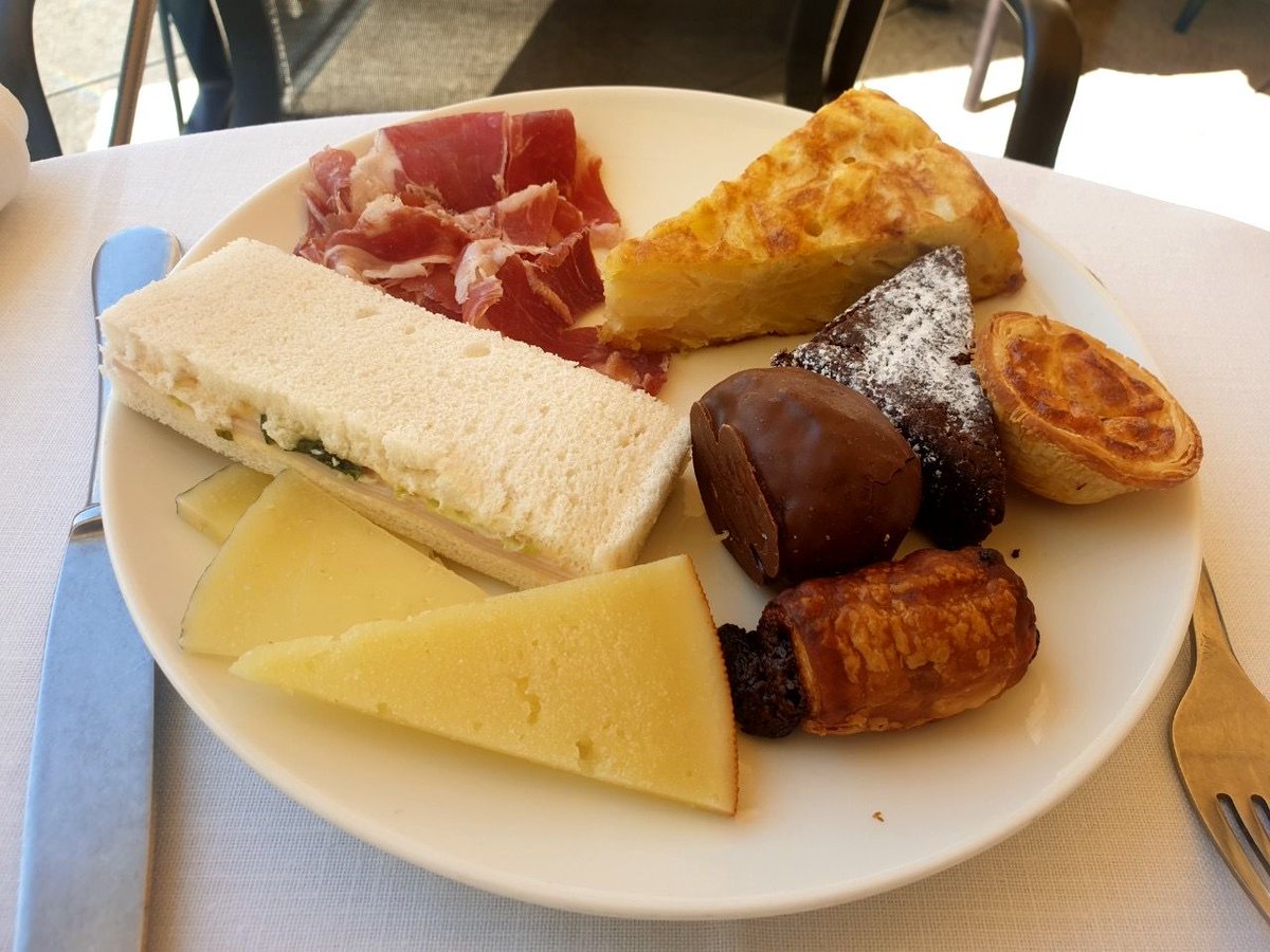 ¿Pensando en un #brunch para hoy en #Madrid? te traemos nuestra visita al brunch de Picalagartos Sky Bar con increíbles vistas de la Gran Vía buff.ly/2zdYFBq