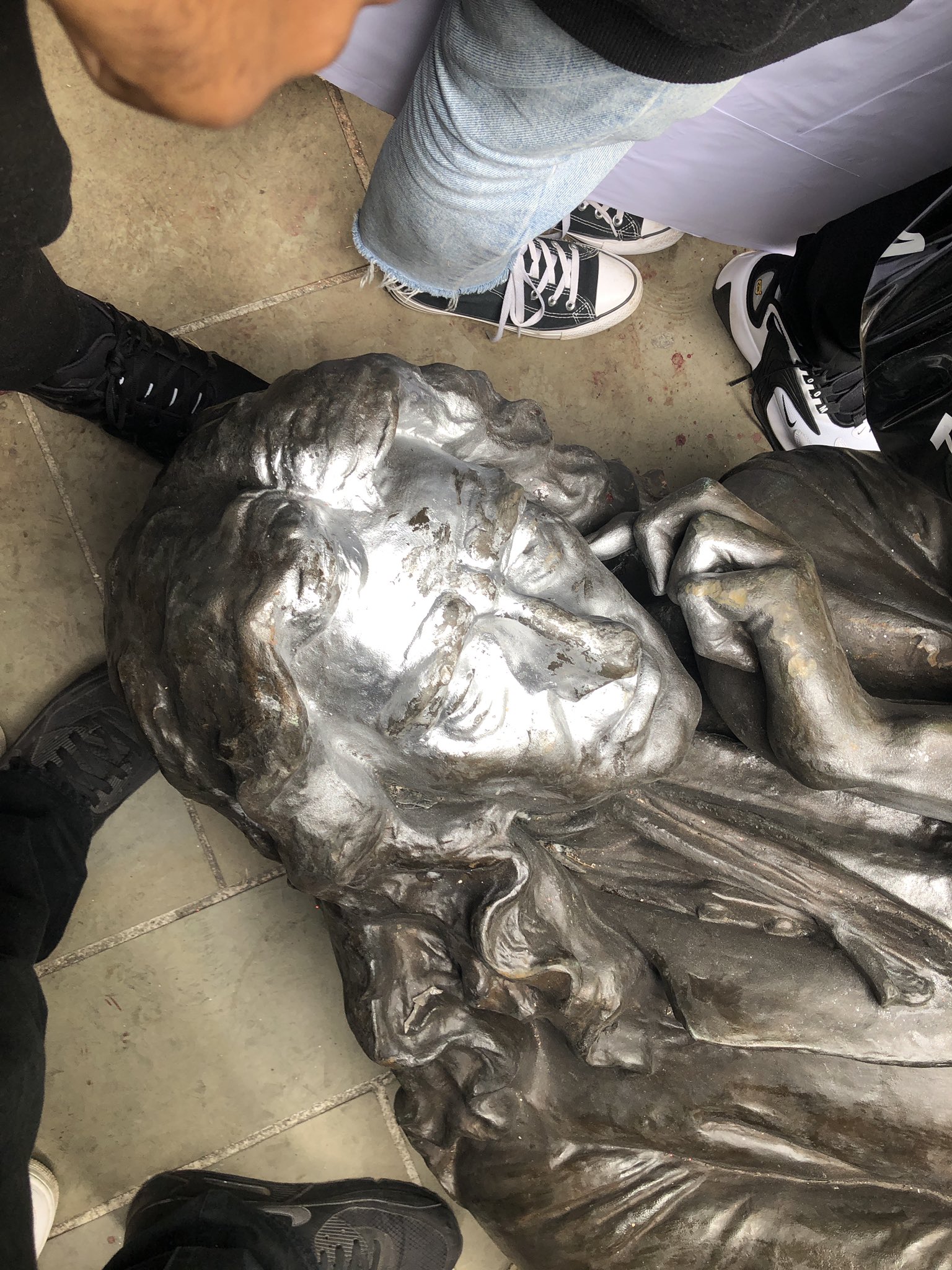 EZ6iZniWsAMuEqh?format=jpg&name=large