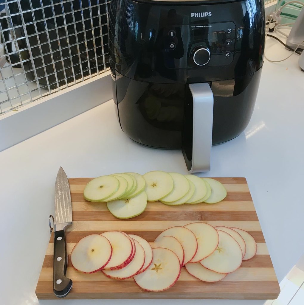 MargaretHirsch's tweet photo. The perfect healthy afternoon treat made in the @PhilipsHomeSA air fryer from @HirschHomestore!👩‍🍳🍏

#applechips #healthyliving #sundaysnack #hirschs #airfryer #kellyskitchen https://t.co/ekhMTypHEW