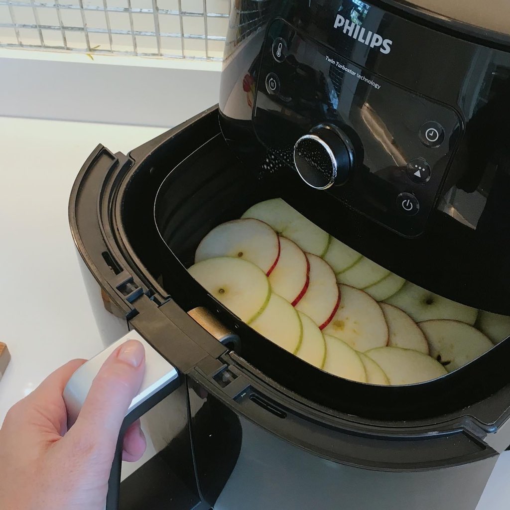 MargaretHirsch's tweet photo. The perfect healthy afternoon treat made in the @PhilipsHomeSA air fryer from @HirschHomestore!👩‍🍳🍏

#applechips #healthyliving #sundaysnack #hirschs #airfryer #kellyskitchen https://t.co/ekhMTypHEW