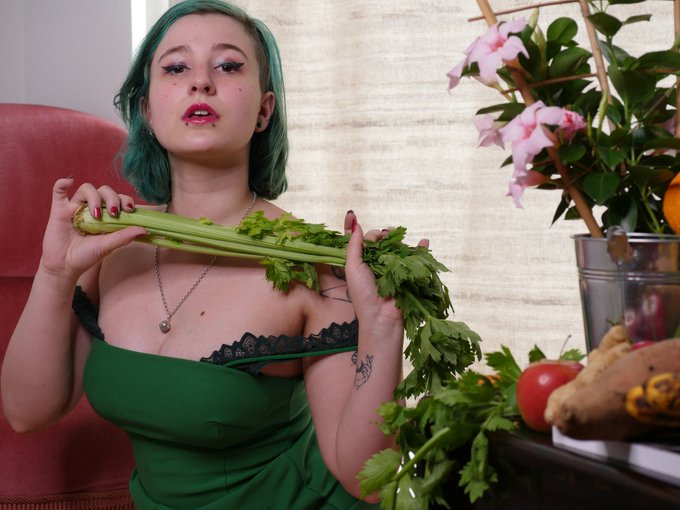 🥬 Aujourd'hui petit shooting vert ! 🥕 Viens me voir jouer avec ma courgette hehe 🥒  https://t.co/V4lOJ3avWo  (avouez<a href="/tag/pastoucheamespoils"class="tags"><span>#pastoucheamespoils</span></a>