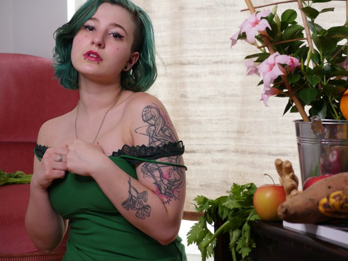 🥬 Aujourd'hui petit shooting vert ! 🥕 Viens me voir jouer avec ma courgette hehe 🥒  https://t.co/V4lOJ3avWo  (avouez<a href="/tag/pastoucheamespoils"class="tags"><span>#pastoucheamespoils</span></a>