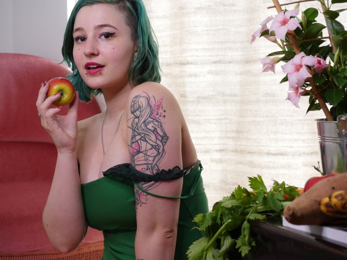 🥬 Aujourd'hui petit shooting vert ! 🥕 Viens me voir jouer avec ma courgette hehe 🥒  https://t.co/V4lOJ3avWo  (avouez<a href="/tag/pastoucheamespoils"class="tags"><span>#pastoucheamespoils</span></a>