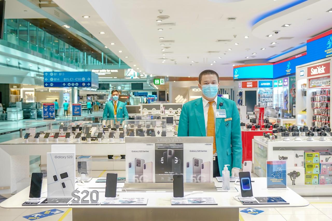 Pelayan di unit ritel Bandara Internasional Dubai.