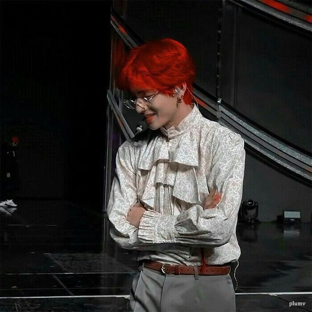 outrotaegii's tweet photo. moots y no moots ustedes estaban en el fandom cuando taehyung tenía el pelo rojo? a ver https://t.co/wJ4XLJaScU
