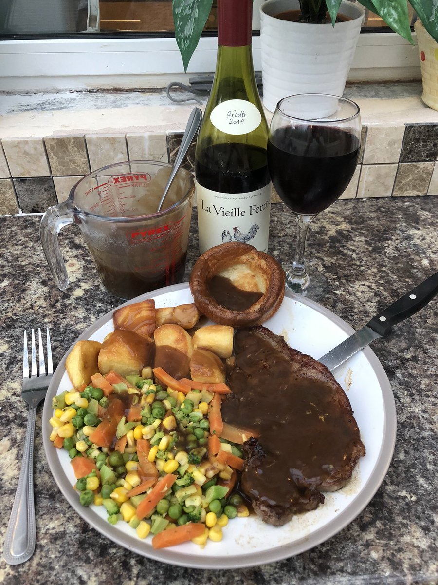 geoffbrawler's tweet photo. For tonight’s #delectation Matthew I’m cooking #sirloinsteak #roastpotatoes #mixedvegetables & 1 #yorkshirepudding not forgetting the all important well to me anyways #oniongravy & obligatory glass of #vino wine 😋 #ifonlythetwoexwivessawmenow 😬😂 https://t.co/TXNuQGh5zS