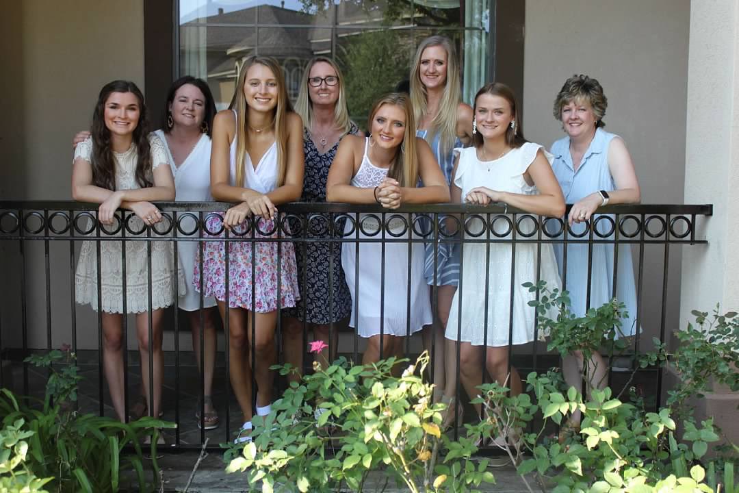 MeredithCurti18's tweet photo. Nothing is better than getting to graduate with your best friends!!:) I’m going to miss y’all so much next year 🎓 https://t.co/IOu2Pkh70r