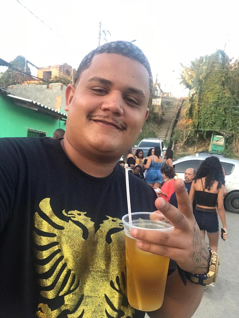 Figueir95149314's tweet photo. +2 Na paz Pela minha de cria #mecpaz 😇🥃🎈🎶 https://t.co/kxKs9bpFWG