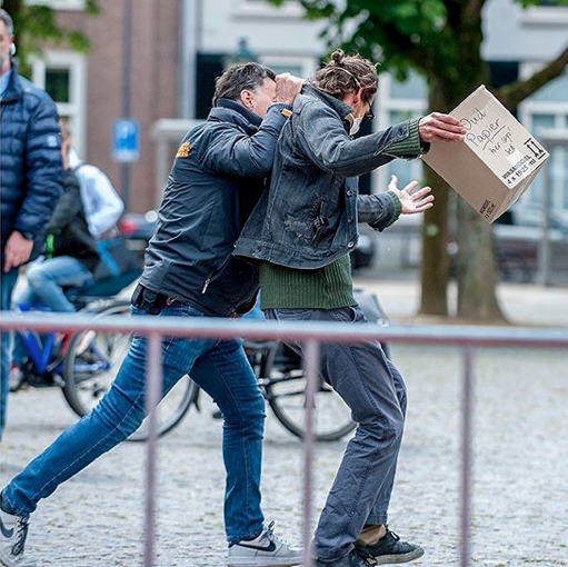 deArnold's tweet photo. @thierrybaudet @WillemRutjens En een demonstrant, een recht van de Nederlandse burger, werd hardhandig weggevoerd omdat hij in een openbare ruimte stond. Na deze foto werd hij ongeveer 20 minuten onder dwang op zijn knieën gehouden. Graag zouden wij de namen van de beveiligers willen om aangifte te doen. https://t.co/ggPwyt1X3D