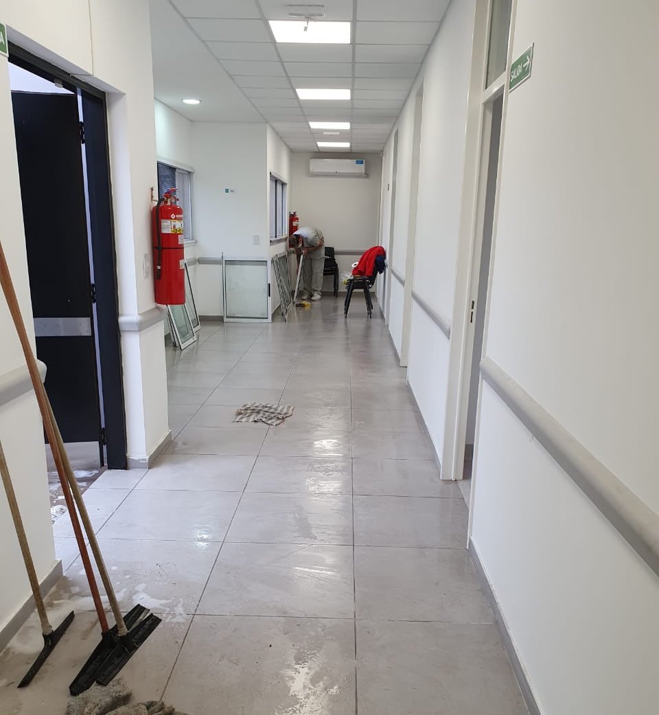 jaimemendezh's tweet photo. ¡Mañana empieza a funcionar el nuevo Centro de Salud "29 de septiembre", en Santa Brígida! Hoy lo recorrimos y supervisamos las últimas tareas de acondicionamiento #RedAmba @BAProvincia #SanMiguel https://t.co/NrEYu5UYO1
