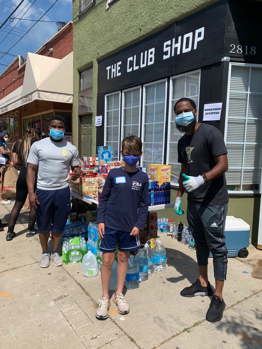 TCSolFutsal's tweet photo. S/o to the ppl of Mpls/St.Paul for donating time, energy, &amp; resources to serve the community! Thx to our friends @mplscitysc for using their platform for good. Thx to our amazing #Solsquad coaches, families, and players as well. This is what community looks like! 💪😤🤝 https://t.co/3ylSHwllU0