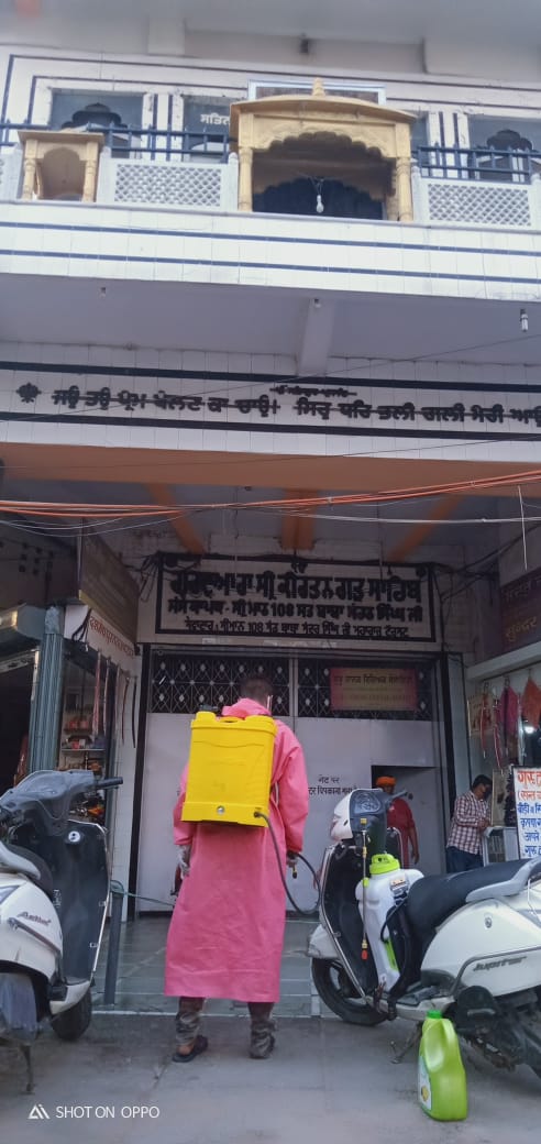 BandaFob's tweet image. कानपुर में 10 जून तक धार्मिक स्थल नहीं खुलेंगे। जिला प्रशासन द्वारा आज धार्मिक स्थलों को #sanitize कराया गया। धार्मिक स्थलों को बंद रखने का निर्णय धर्म गुरुओं व अधिकारियों ने लिया मुख्य सचिव के आदेश के अनुपालन में।
#unlockone