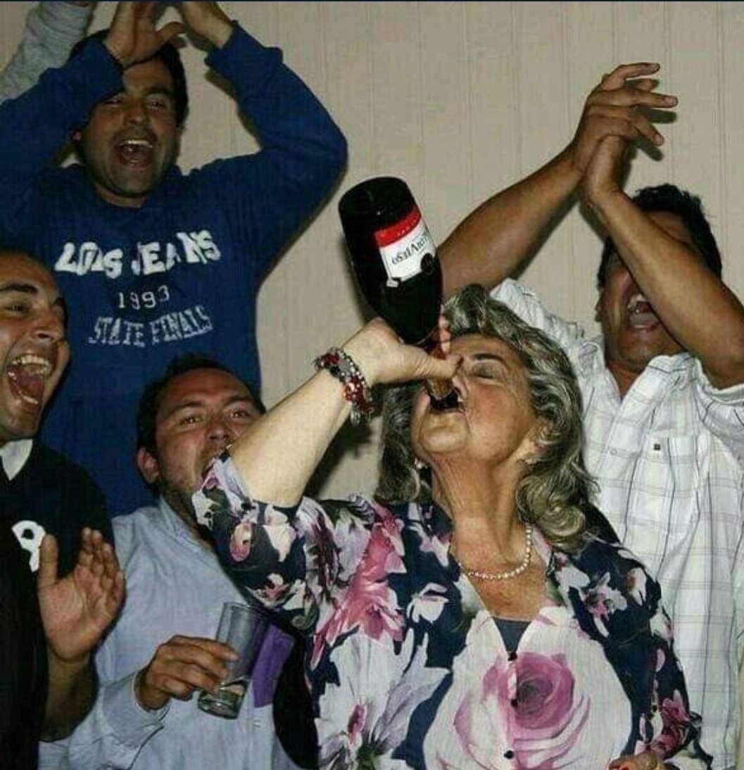 NLobosOvalle's tweet photo. Salucito 🍷🥂 por la doble moral de este país. https://t.co/nMkiRv3q5V
