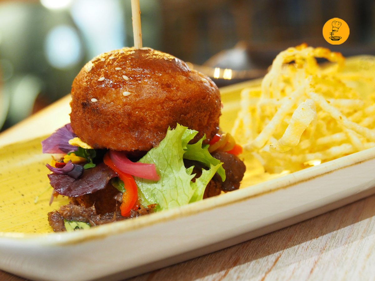 Cocina creativa en el centro de León. Dos zonas claramente diferencias para saborear su carta de picoteo o menú degustación. Ambiente agradable. Servicio eficiente. <a href="/Restdelirios/">Restaurante Delirios</a>
🍴Imprescindibles del bar: raburguesa y foie micuit con maíz y palomitas. #gastroescapadas #León