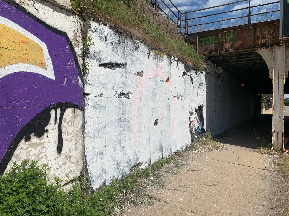 neenaroe's tweet photo. Artists in Chicago created a beautiful mural to celebrate black and brown unity and a portrait of #BreonnaTaylor and some hateful cowards painted over it less than 12 hours later. Share and demand an investigation of this blatant sabotage! #chicagoprotest #blmchicago #chicagonews https://t.co/yG5mXg6lHc