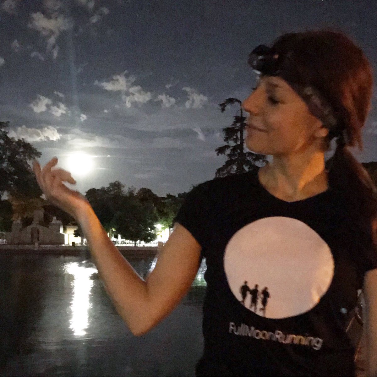 MacarenaBerlin1's tweet photo. 🏃♀️....Corriendo mi @FullMoonRunnin1 en @elparquedelretiro conectada a los runners del mundo. .
🌚La belleza de la luna de fresa 🍓#fullmoonrunning #running https://t.co/jpBzCjHg6B