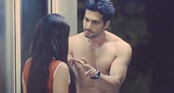 These two were literally fighting for d blanket and locked the balcony door in d process...Arjun's tough looks to all her harkatein is He's totally done with her.. #Manmarzian