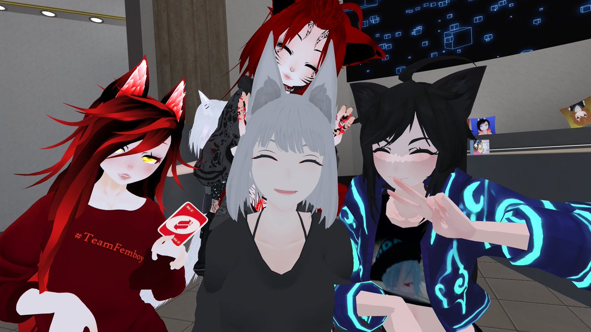 Had a ton of fun last night at the @VR_LoliSquad event.
Meow and PJ fighting in the air, ben-to and pj making fun of an afk panzer. A swarm of nagzz on stage.
And of course being with everyone, couldn't take many picture unfortunately.