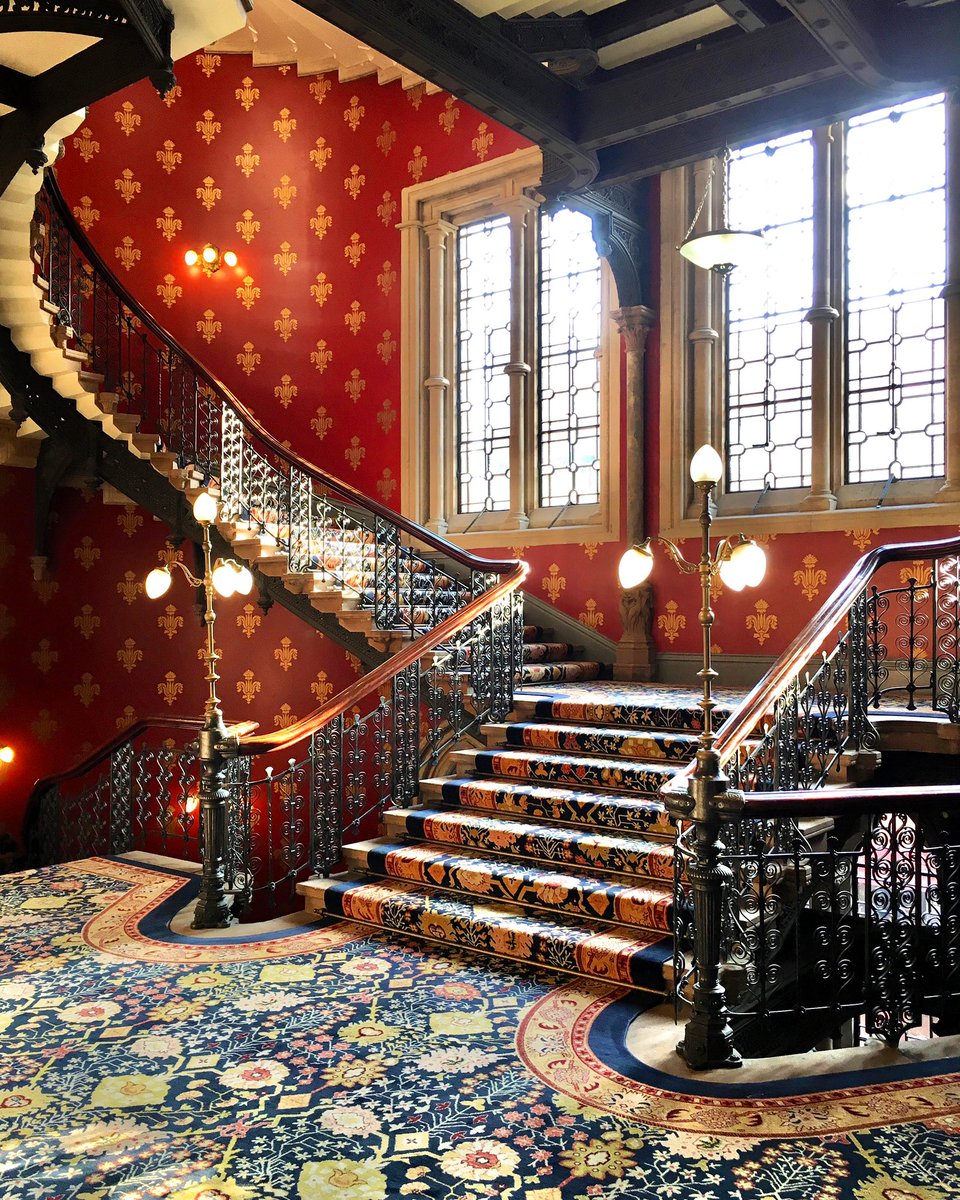 Four more of my behind-the-scenes pics from filming ‘The Architecture The Railways Built’ for  @YesterdayTweets TV. The v splendid 1877 Grand Staircase at St Pancras Renaissance Hotel (or, as designed by George Gilbert Scott, The Midland Grand). Absolute  #RailwayArchitecture unit.