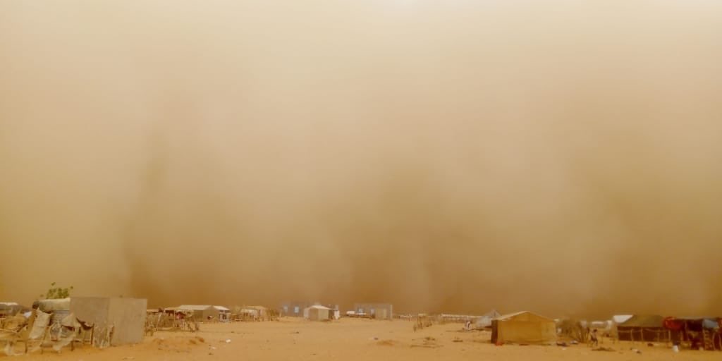 News from #Mberra camp, Mauritania 🇲🇷 
A sandstorm just swept through the camp, thankfully causing no major damage, according to first reports.

In front of the forces of nature, we humans are so tiny...