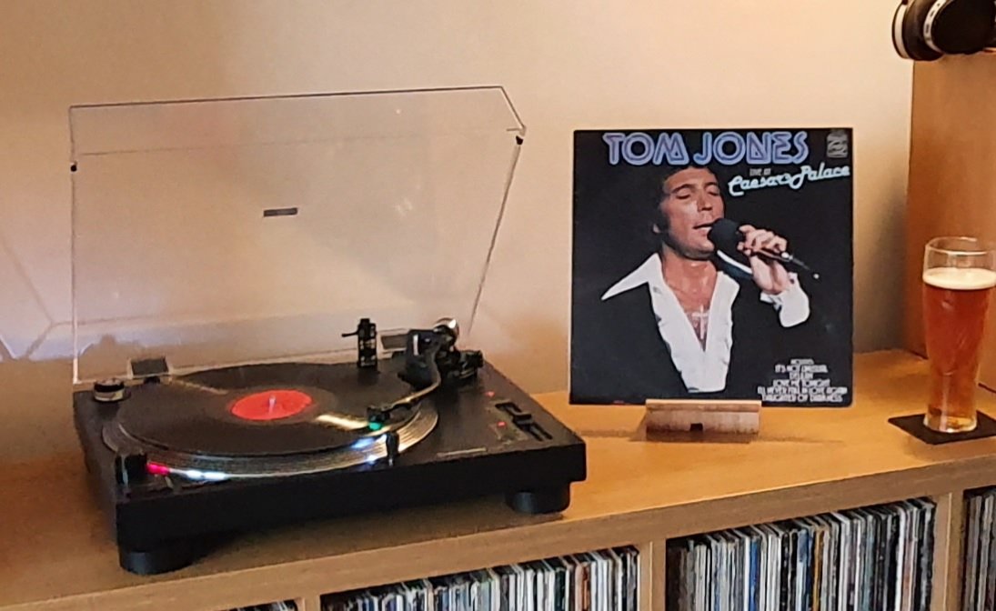 whistler360's tweet image. #sundayvibes 
#SundayMorningAnalog

Can&apos;t let the day go by without wishing this guy a huge #Happy80th birthday 🎂 

So it&apos;s dinner with #SirTomJones tonight..

#vinyladdict
#vinyljunkie