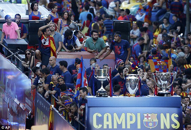 Требл барселоны 2015. Требл барселоны 2015. Кубок требл. Требл барсы. Требл барселоны 2015.