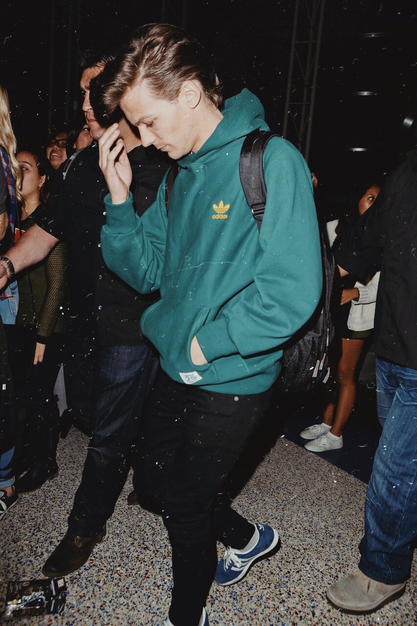 Louis Tomlinson Fashion on X: Louis wore an Adidas Hoodie with 3-Stripes  detail in green gifted by a fan last night after the show. —    / X