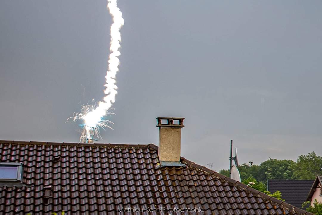 Unieke foto uit Frankrijk! ⚡ Blikseminslag op de antenne van een huis; de enorme hoeveelheid stroom zal via leidingen naar de aarde worden gevoerd. Haal daarom stekkers uit het stopcontact bij #onweer.. in dit huis zijn veel apparaten gesneuveld.
Credits: Mathieu Kern (via fb)