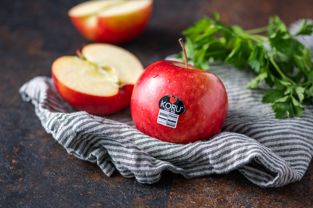 ChelanFresh's tweet photo. KORU® are one of our ✨favorite✨ apples, and for good reason! They are slow to brown, crisp, and have a sweet juicy taste of vanilla and spice! 😊 🍎 #EscapeOrdinary #KORUApple @koruappleusa 

https://t.co/T9p1hgkvs6 https://t.co/WXRzvmP16E