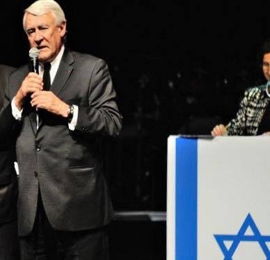 IsraelIsForeve1's tweet photo. « Mon grand regret est de ne pas être juif moi-même", avait confié Claude Goasguen.
Il l’aura été de cœur et il en aura porté les combats.
C’est pourquoi la Hatikva a été entonnée lors de son enterrement.
On ne vous oubliera pas Mr Goasguen ! Shalom ! https://t.co/MyjhCg5EUV