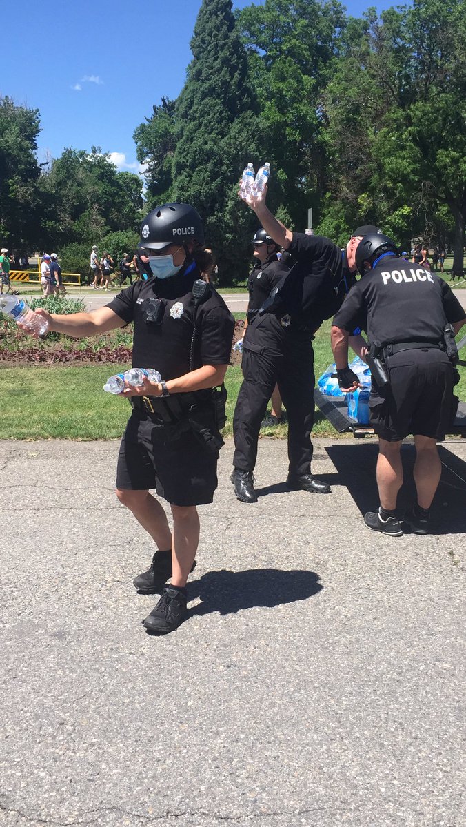 RayesReports's tweet image. Police handing out water, first time *I’ve* seen them out at #denverprotests in this kind of capacity