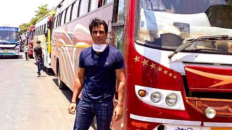 VishakhaGond's tweet photo. @SonuSood did extraordinary work during the crisis by helping migrant workers generously.
Instead of rewarding him with a golden heart, #Shivsena is criticizing.
Shame on Shivsena...Such a petty and mean people they are. https://t.co/OFhLwJcT3n
