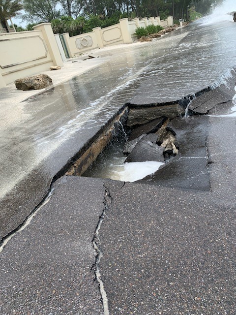scgovEOC's tweet photo. 🚨Road Closure🚨 - Avoid North Casey Key Road!
The road, north of 712 North Casey Key Road, is compromised due to severe waves. For your safety, avoid this area. County staff is diligently working to notify affected residents and coordinate with Emergency Services. https://t.co/iPlvkC5pgn