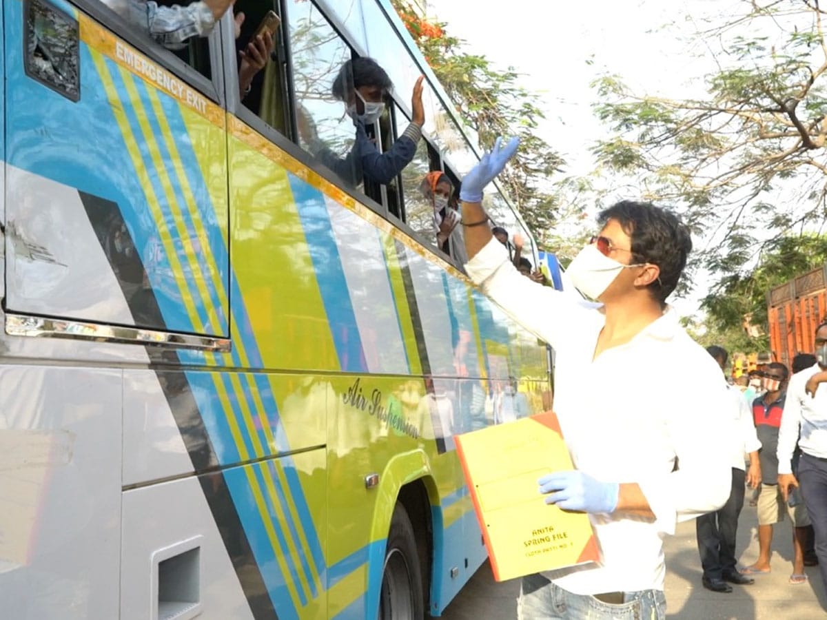 VishakhaGond's tweet photo. @SonuSood did extraordinary work during the crisis by helping migrant workers generously.
Instead of rewarding him with a golden heart, #Shivsena is criticizing.
Shame on Shivsena...Such a petty and mean people they are. https://t.co/OFhLwJcT3n